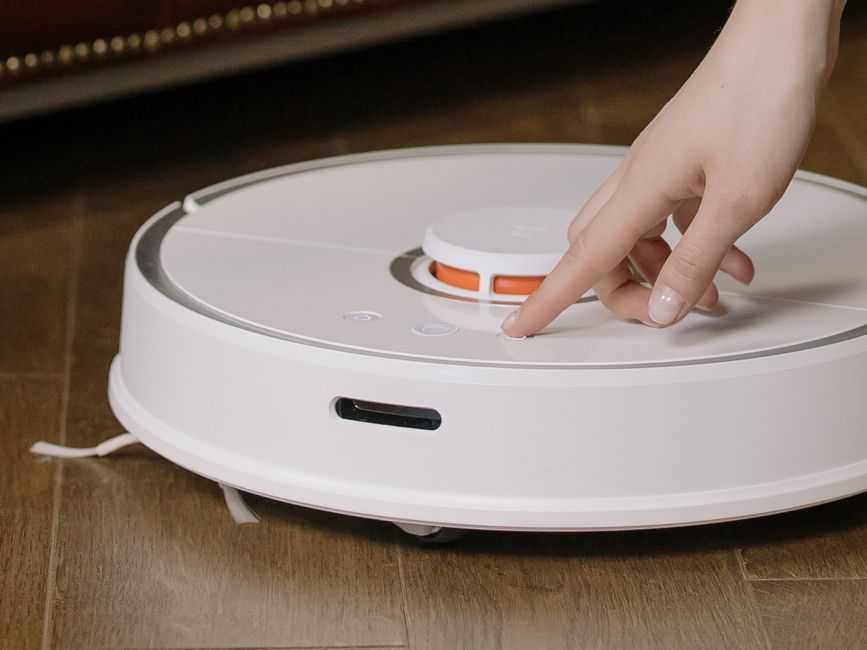 Roborock Saros Z70 vs Saros 10R Review: Robot Vacuums with Mechanical Arm and Ultra-Slim Design for Smart Home Cleaning